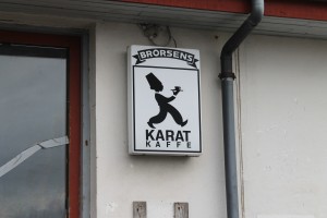 Karatskiltet på husmuren er det sidste vidnesbyrd om, at her engang lå en købmandsforretning