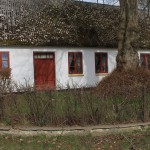 Et af de gamle idylliske huse i Hellum