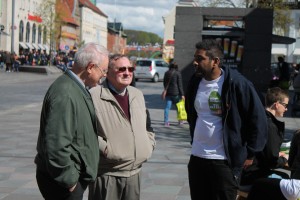 Kalle (frivillig i Ventilen Aalborg) i samtale med to ældre herrer