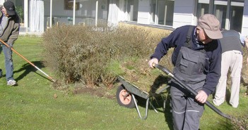 Frivillige satte skik på ældres terrasser
