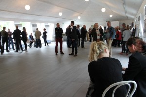 Den officielle indvielse af Rebildcentret havde tiltrukket mange gæster, som alle var imponerede over de smukke rammer