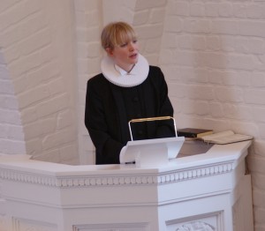 Sognepræst Sanne Birkely Sørensen holdt prædiken og fortalte om den smukke glasaltertavle (se øverst i artiklen).