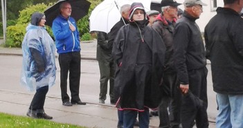 Venstre-byvandring i Suldrup i regnvejr