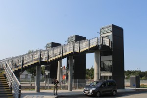 Den nye gangbro over skinnerne ved Skørping Station er desuden udstyret med tre elevatortårne, hvor Bane Danmark samme dag havde gennemført elevatortests.