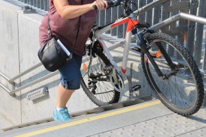 ”Borgmesterens undergang” er nu færdig, og cykelramperne på trappen er også flyttet, så man ikke længere kommer i kambolage med gelænderet, når cyklerne trækkes op eller ned. Næste skridt bliver for kommunen at søge tilladelse til at udsmykke tunnelen.