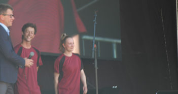 Top-Karens tip-tip-tip-oldebarn på scenen 4. juli