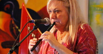 Tine Lilholt med fugle, blomster kvinder og fuld musik