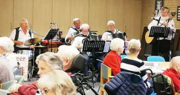Fuld musik og godt humør med Fræer Harmonikaklub på ældrecentret i Nørager